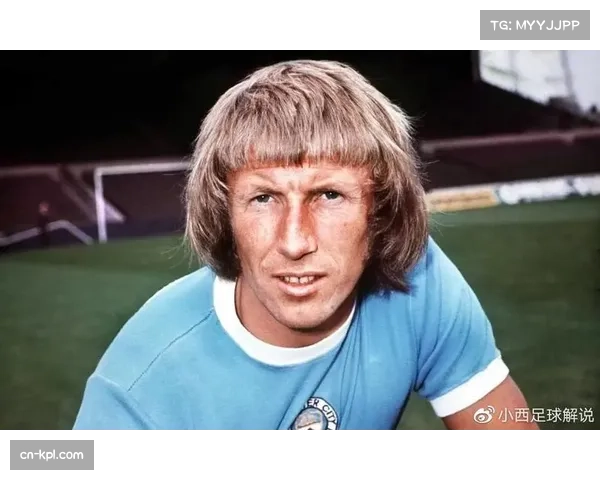 伊蒂哈德球场响起掌声，纪念曼城传奇人物科林·贝尔